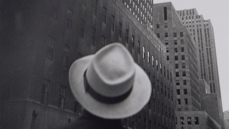 Teaser: Looking at the R.C.A. Building at Rockefeller Center, New York, NY, 1949. Foto: Louis Faurer.