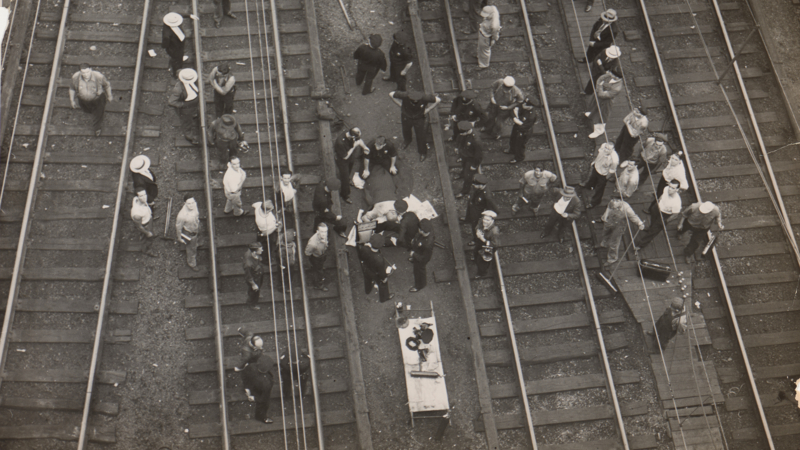 Teaser. Man electrocuted at Penn Railroad Yard (1930-tallet). Foto: Weegee.