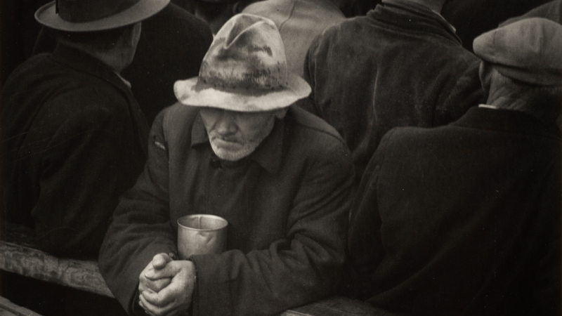 Teaser. White Angel Breadline, San Francisco (1933) Foto: Dorothea Lange.