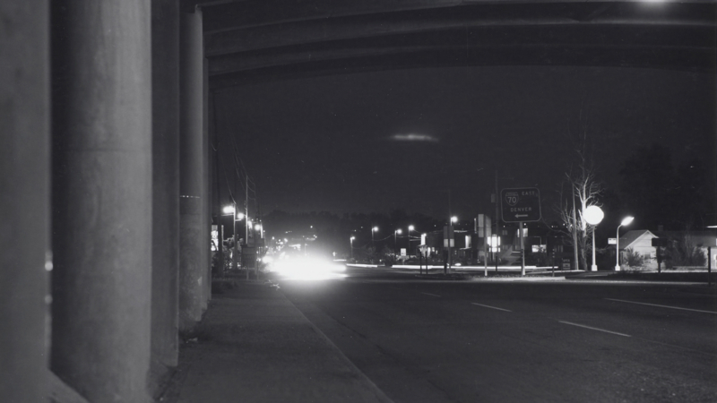 Teaser. Under a freeway overpass. Colorado (1973-74). Foto: Robert Adams.