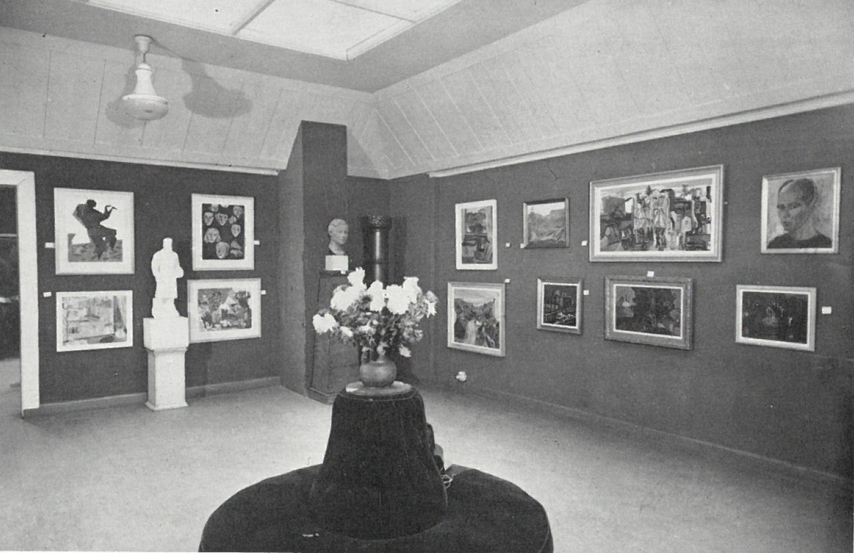 Svart-hvitt-bilde av utstillingssal.