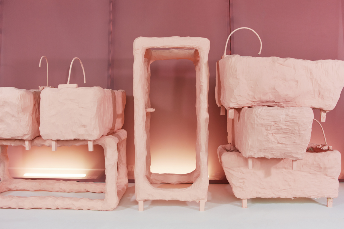 Installasjon av rosa organiske formede badekar og dusjkabinett.
