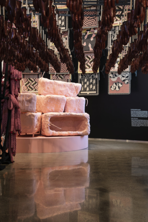 Kunstinstallasjoner med rosa badekar, strikkede salamipølser og røde gummihansker.
