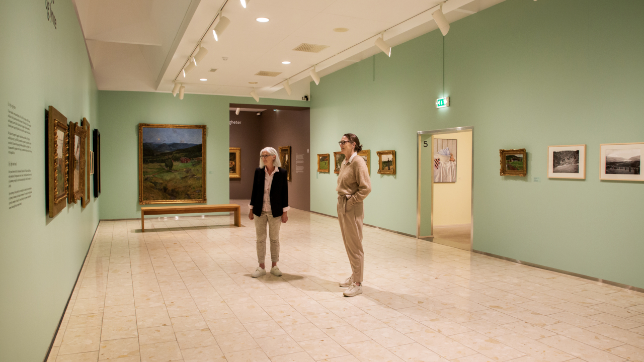 Damer i kunstmuseet.  Foto: Tone Iren Eggen Tømte / Lillehammer Kunstmuseum